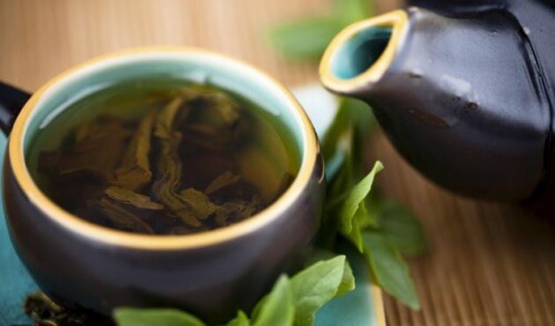 Cura depurativa a base di tè verde, limone e stevia