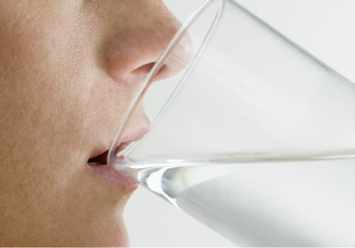 bere più acqua per un alito più profumato