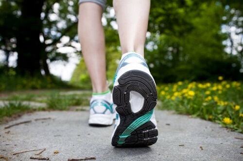 camminare aiuta a far scomparire la sensazione di formicolio alle gambe