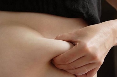 Pericoli del grasso addominale per le donne: come combatterlo?