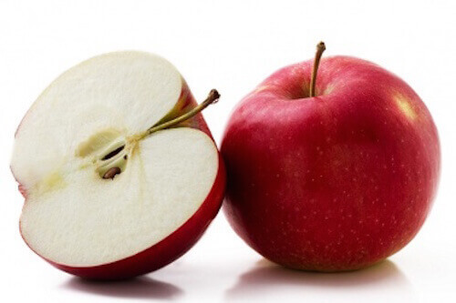mangiare una mela rossa
