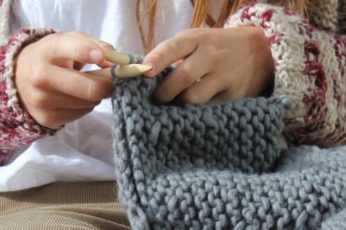 Lanaterapia: i grandi benefici del lavoro a maglia