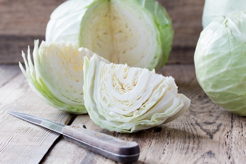 Cavolo sul tagliere e coltello