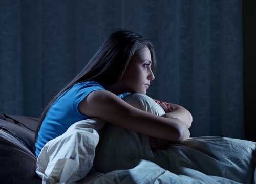 Svegliarsi nel cuore della notte è un fenomeno provocato dall'ansia.