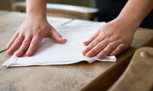 Lucidare il legno con olio di mandorle