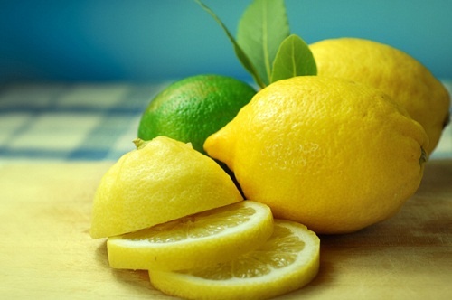 Limoni e fette di limone