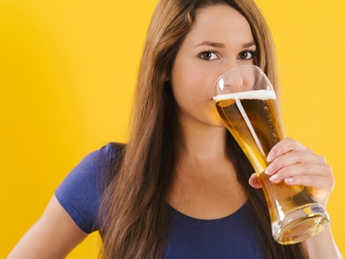 Ragazza beve una pinta di birra