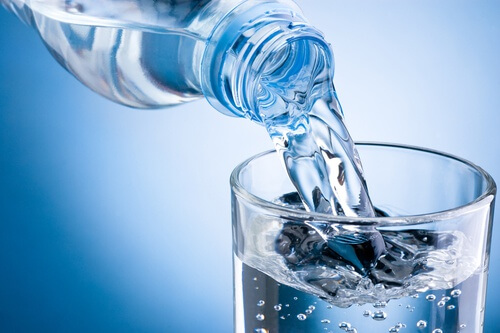 Bere acqua aiuta a ridurre il pH acido corporeo