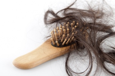 Capelli che cadono: 4 rimedi naturali
