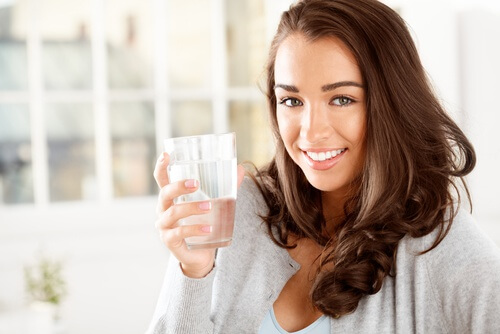 Ragazza con bicchiere d'acqua