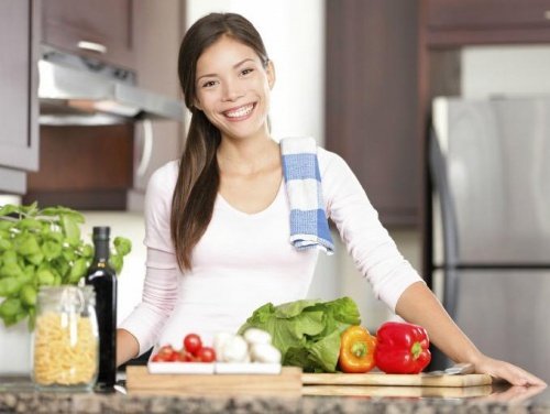 Donna in cucina con verdure