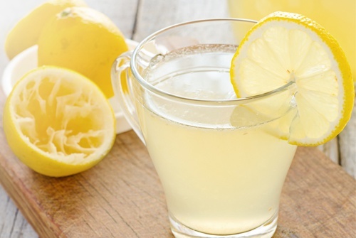 abitudine di bere acqua e limone