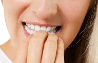 I pericolosi effetti dell'onicofagia (mangiarsi le unghie)