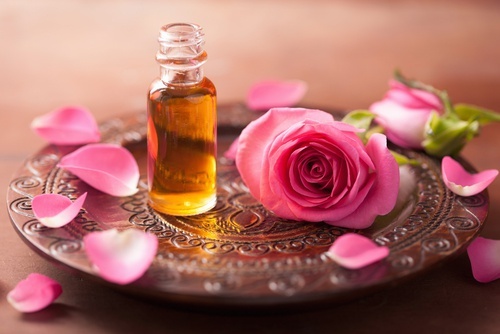boccetta con acqua di rose
