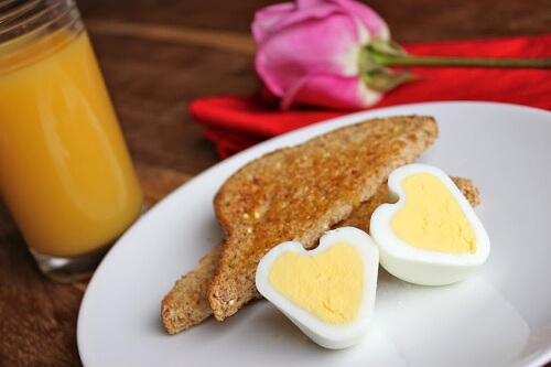 Come preparare uova originali a forma di cuore
