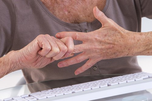 Esercizi delle mani: 7 rimedi per i dolori dell’artrite