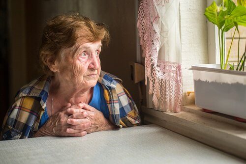 La solitudine: nemica della salute degli anziani