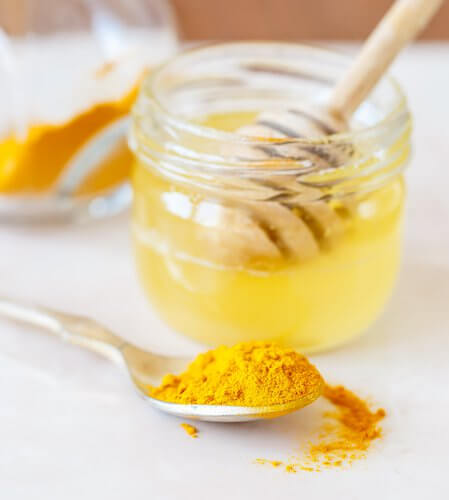 Come preparare il rimedio alla curcuma e miele