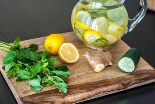 Bibita disintossicante con zenzero, limone e cetriolo
