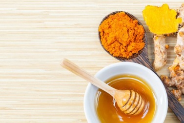 Curcuma e miele d’api: un rimedio dal valore inestimabile