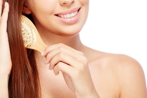 Donna spazzola capelli