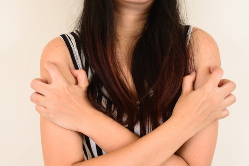Ragazza con capelli lunghi e braccia incrociate