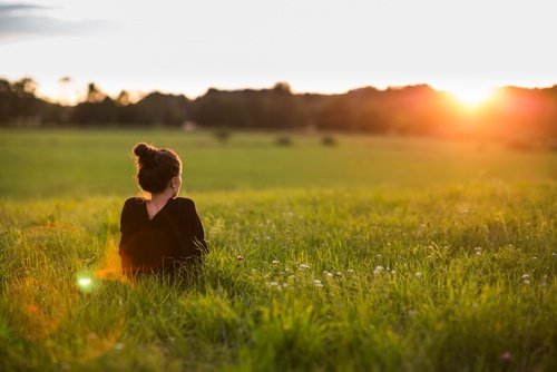 Ragazza nel prato