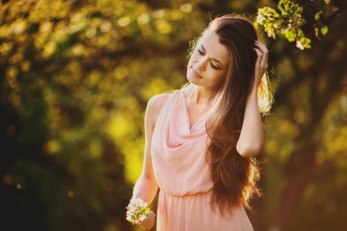 Donna con capelli lunghi e sani