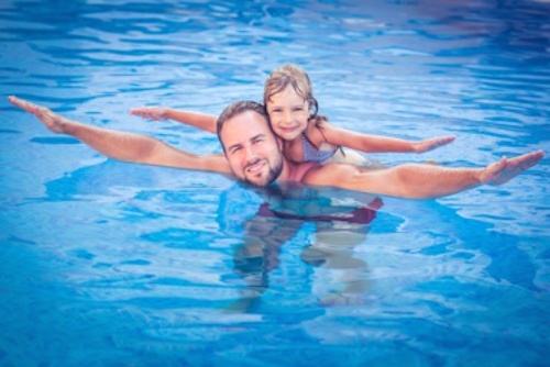 Padre e figlia contenti in piscina