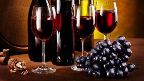 il vino rosso aiuta a digerire meglio le proteine