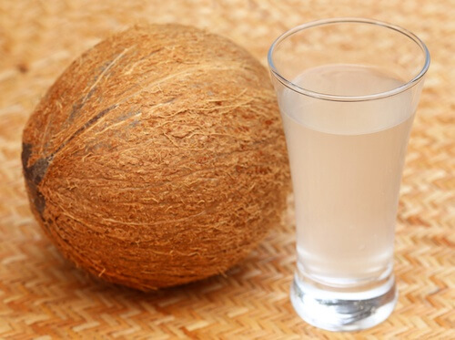 L’acqua del cocco racchiude 10 speciali benefici