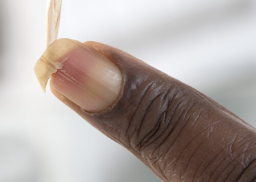Come irrobustire le unghie fragili in modo semplice