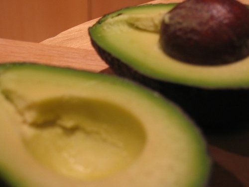 avocado a metà