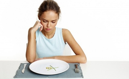 ragazza e piatto con tre piselli
