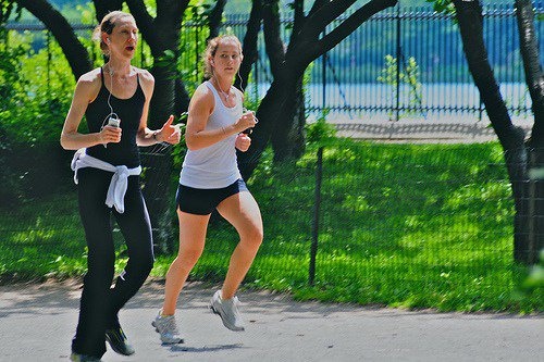 Due donne fanno jogging al parco