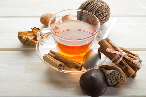 infuso di cannella in tazzina di vetro