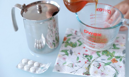 Peeling del viso con l'aspirina per una pelle luminosa