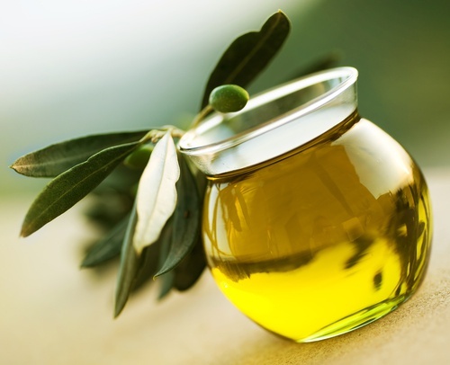 olio di oliva per irrobustire le unghie