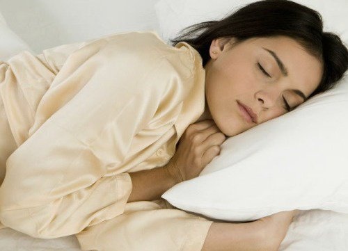 ragazza dorme