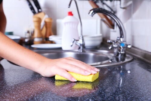 Spugna per lavare i piatti: come disinfettarla?