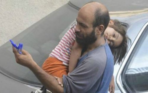 Il "venditore anonimo": solo 8 penne e una figlia affamata