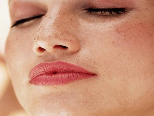 Viso donna con lentiggini
