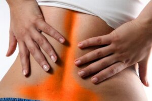 Dolore lombare: 6 esercizi di stretching per alleviarlo