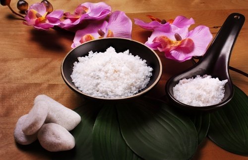 Usi cosmetici del sale per fare il bagno