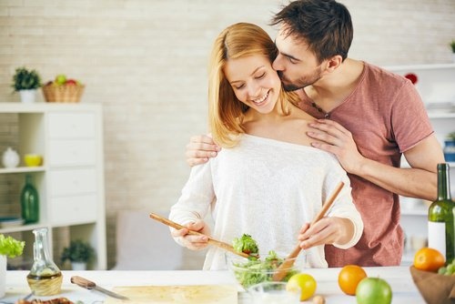 cucinare insieme è un modo per rafforzare la relazione di coppia
