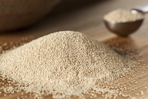 Il lievito di birra è un ingrediente naturale dalle molteplici proprietà. Serve anche a combattere la caduta dei capelli