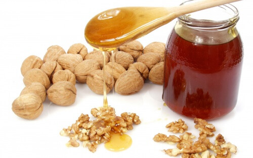 Un rimedio naturale eccezionale: miele, mandorle e noci