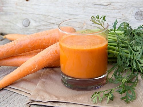 preparare frullato di carota e arancia