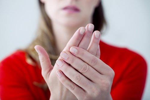 Mani e piedi freddi tutto l'anno? Ecco perché succede