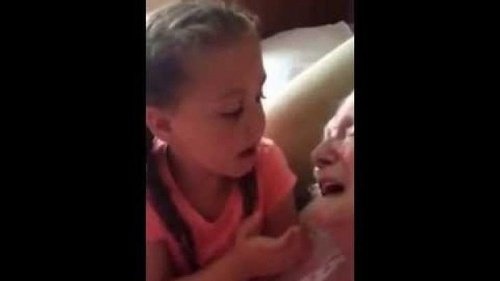 bambina insieme alla bisnonna